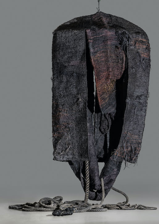 Magdalena Abakanowicz, Abakan – Situation variable II, 1971. Sisal et corde, 400 × 250 × 100 cm © Collection d’art de la Ville de Bienne - Photo Norbert Piwowarczyk